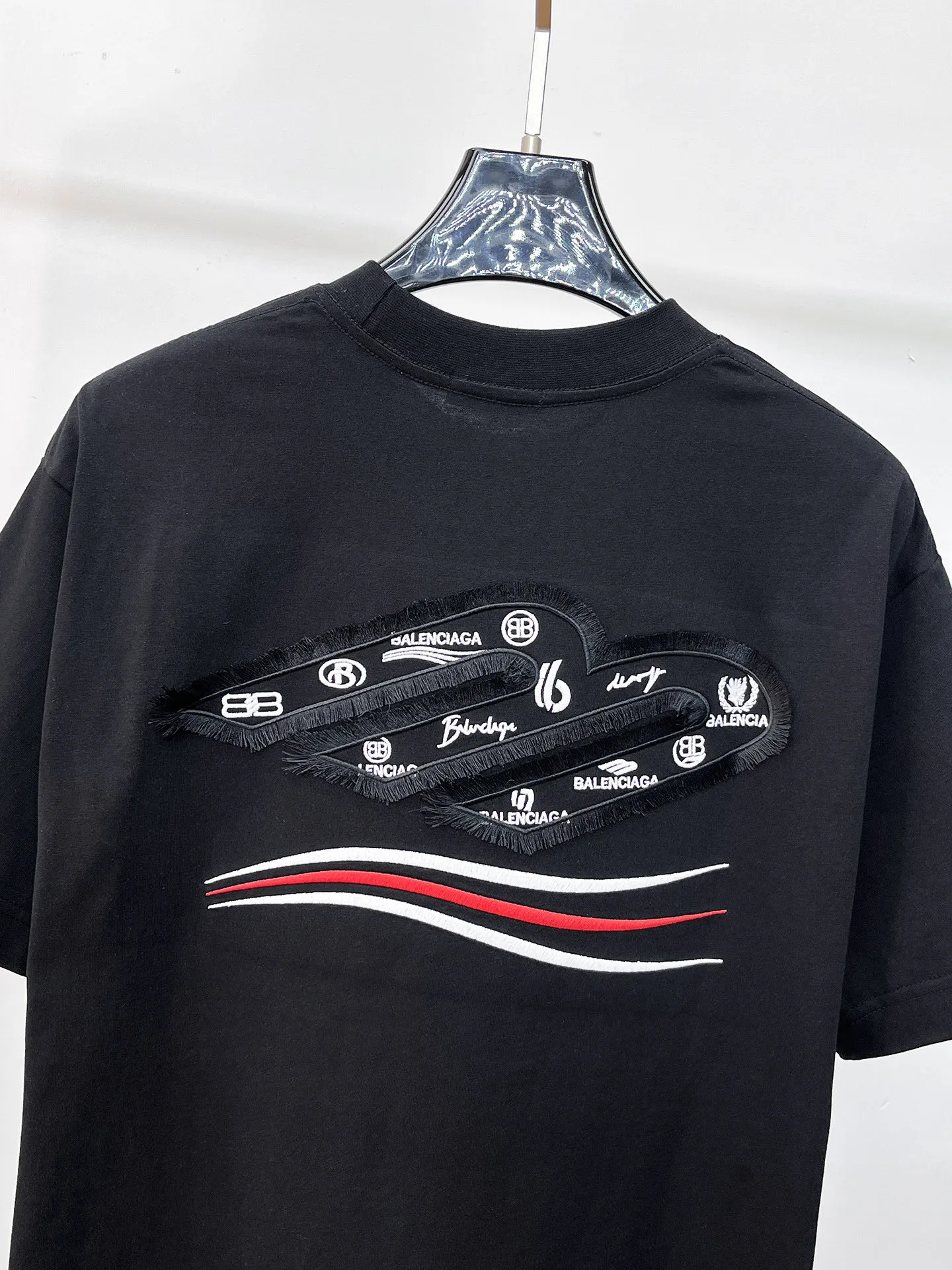 Balenciaga's high-end top-quality products 🐮2026 Spring and Summer New Arrival first counter, the latest New Arrival short-sleeved round neck T-shirt, Premium customized design, avant-garde and fashionable! Brand logo heavy craftsmanship design Premium customized 260g fabric. Soft to the touch. Comfortable to wear. Counter-level exquisite stitching. Fine workmanship. The upper body effect is incomparably handsome! A must-have item for men and women with the same style! Sizes: S~XXL When placing an order, please state your height and weight. The maximum wearing size is 210 pounds (one size larger)